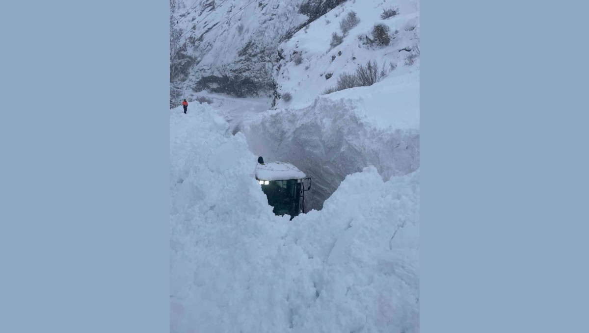 Çukurca yolunda nefes kesen çığ temizliği