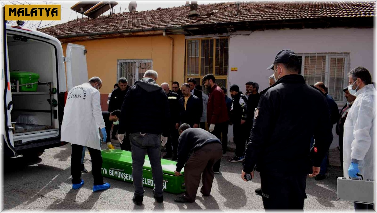 Çukurlar kazılı evde ölü bulundu