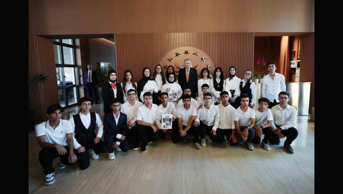 Cumhurbaşkanı Erdoğan, Ahlat'ta öğrencileri kabul etti