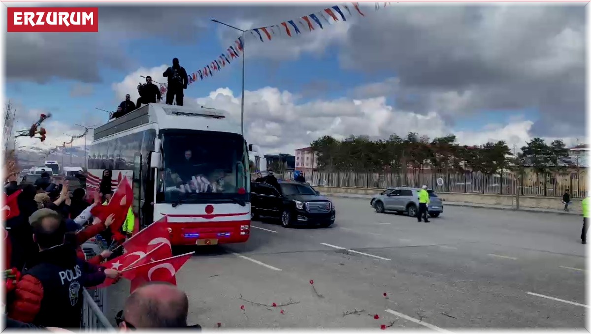 Cumhurbaşkanı Erdoğan geçerken yola karanfiller attılar