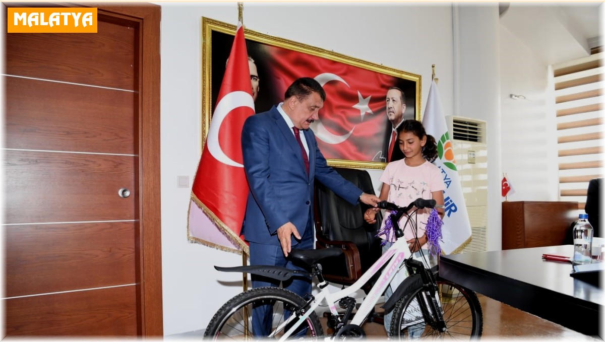 Cumhurbaşkanı Erdoğan'ın söz verdiği hediyeleri ulaştırdı