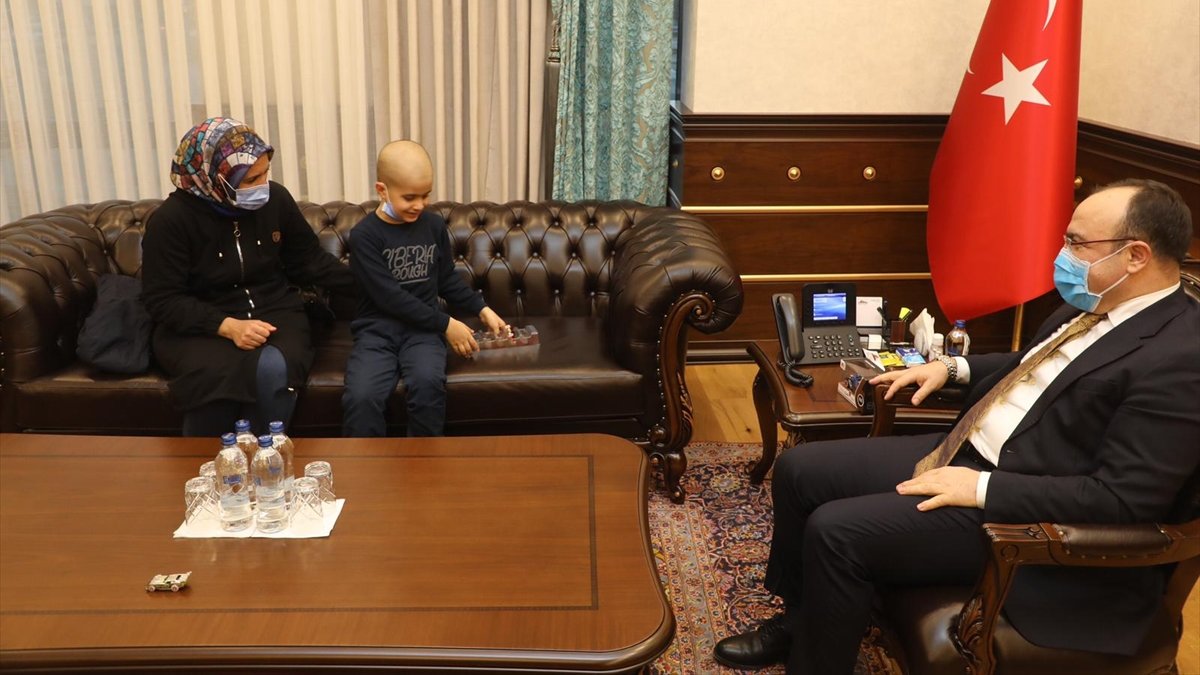 Cumhurbaşkanı Erdoğan'ın tedavisini üstlendiği Taha Sis'e doğum günü sürprizi