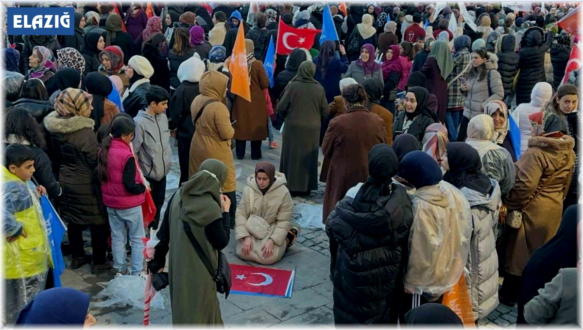 Cumhurbaşkanı Erdoğan konuşurken Türk bayrağını önüne bırakıp miting alanında namaz kıldı
