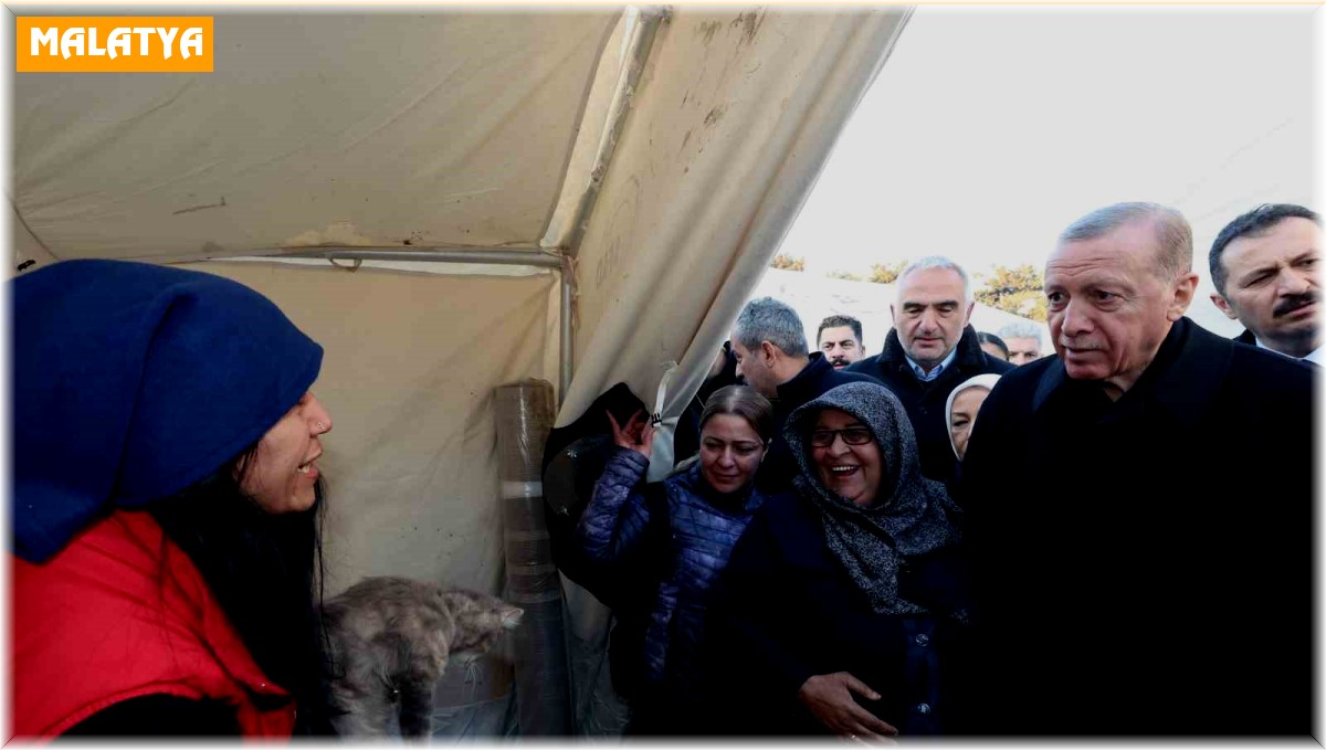 Cumhurbaşkanı Erdoğan, Malatya'da çadır kenti ve depremzedeleri ziyaret etti