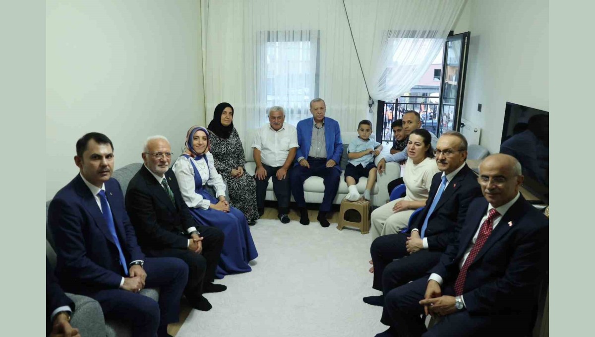 Cumhurbaşkanı Erdoğan, Malatya'da depremzede bir aileyi ziyaret etti