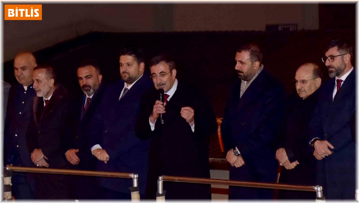 Cumhurbaşkanı Yardımcısı Yılmaz, Ahlat'ta halkla buluştu