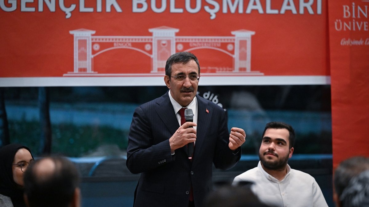 Cumhurbaşkanı Yardımcısı Yılmaz, Bingöl'de gençlerle buluştu: