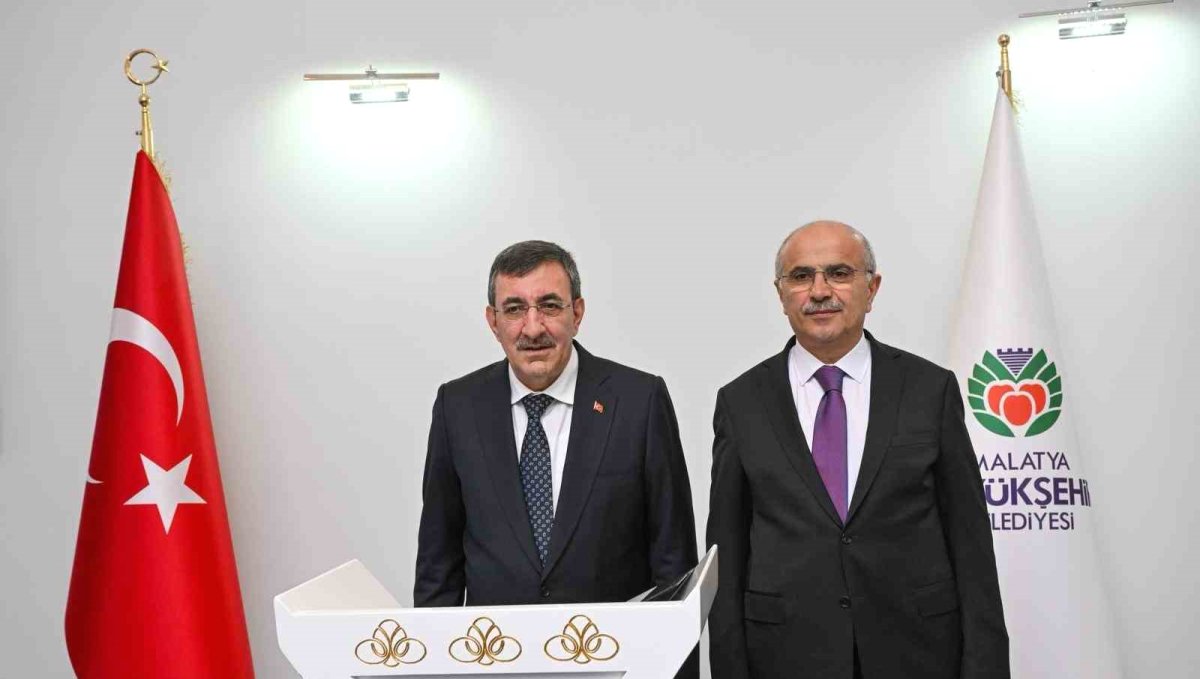 Cumhurbaşkanı Yardımcısı Yılmaz'dan Başkan Er'e tebrik