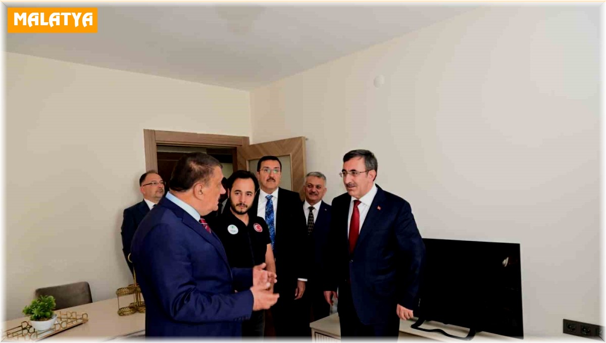 Cumhurbaşkanı Yardımcısı Yılmaz, deprem konutlarını inceledi