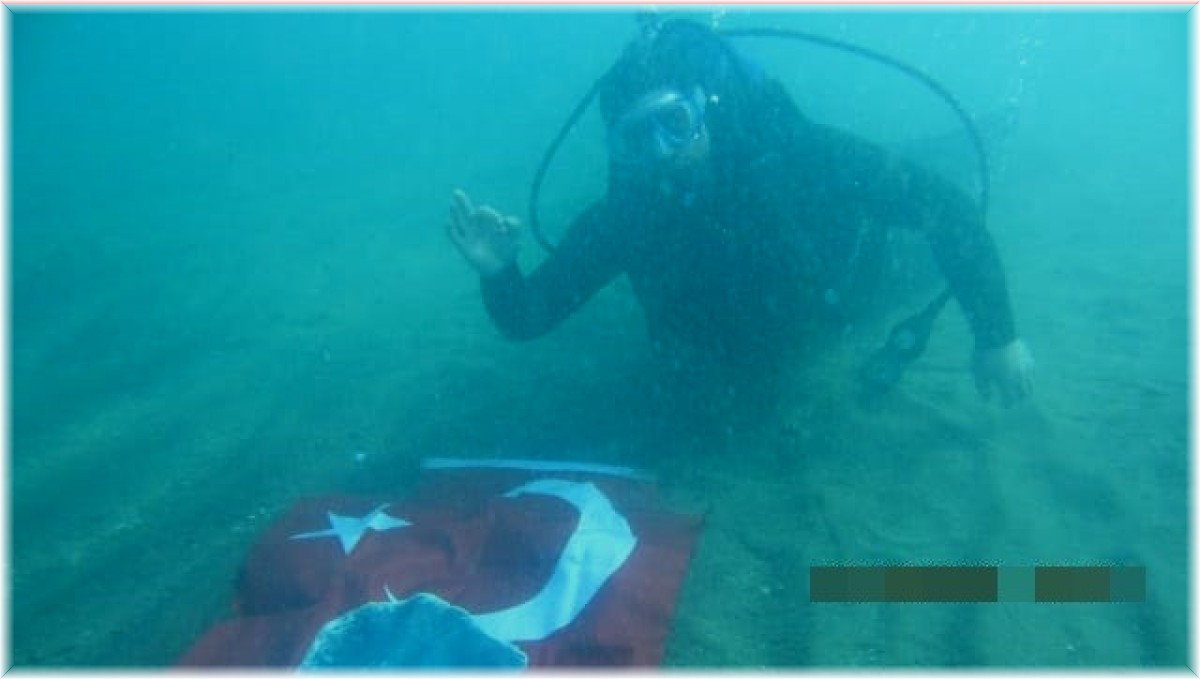 Cumhuriyet Bayramı'nı Van Gölü'nün derinliklerinde kutladılar