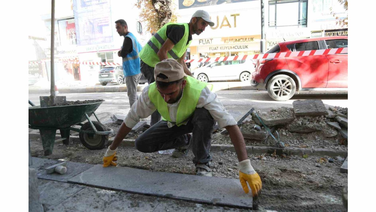 Cumhuriyet Caddesi'nde kaldırımlar yenileniyor