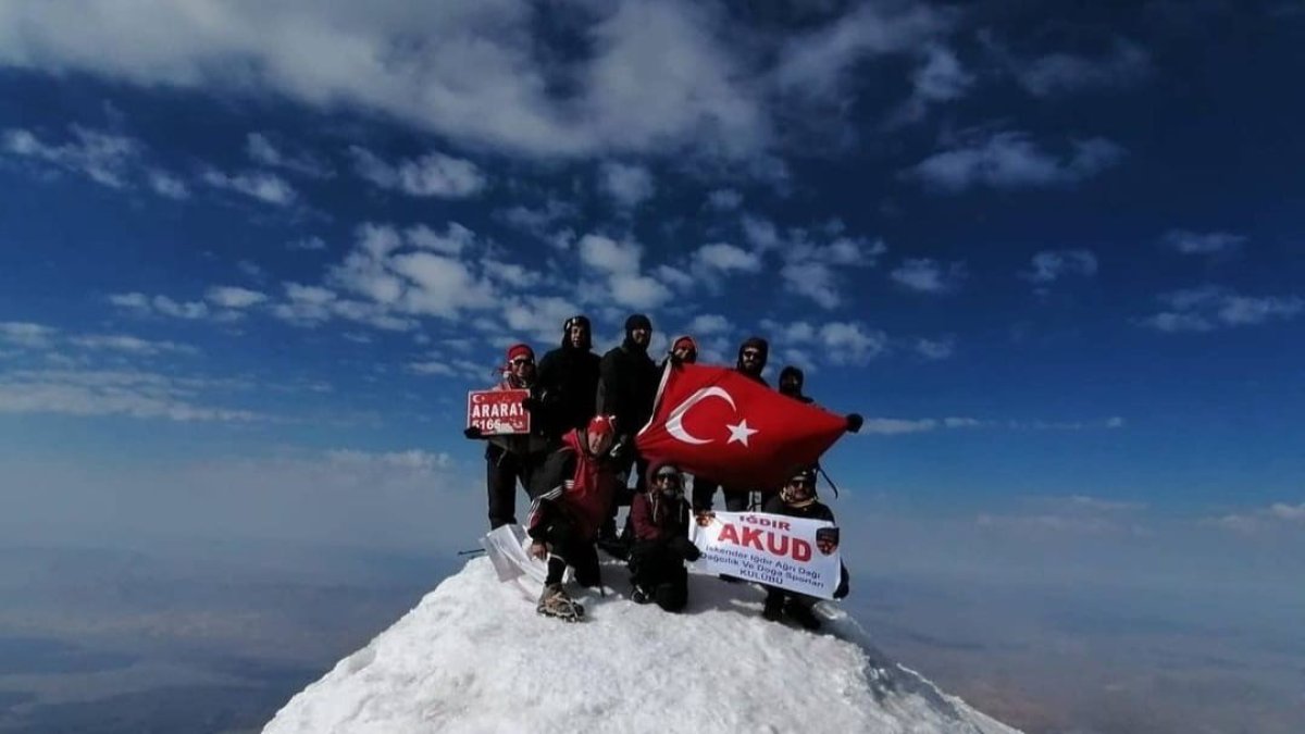 Cumhuriyet'in 100. yılı Ağrı Dağı zirvesinde kutlandı