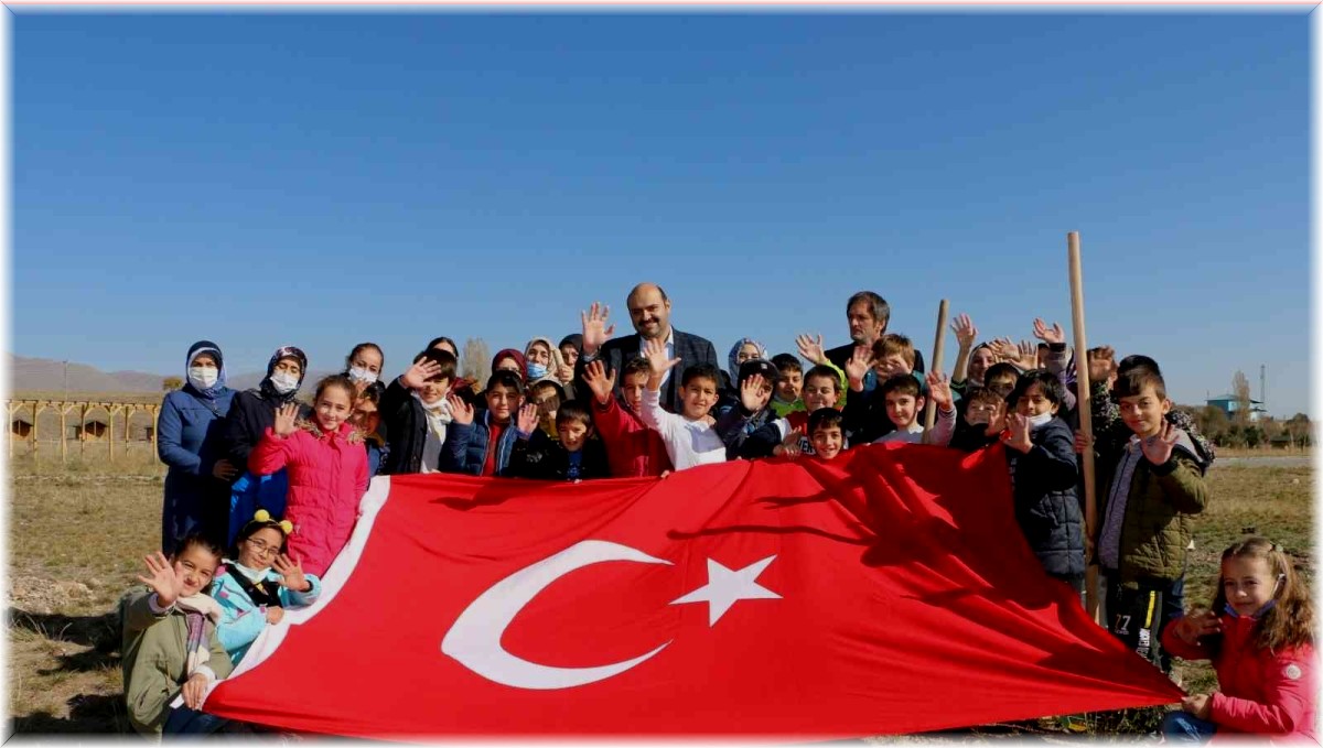 Cumhuriyet'in 98'inci yılında 98 fidan toprakla buluştu