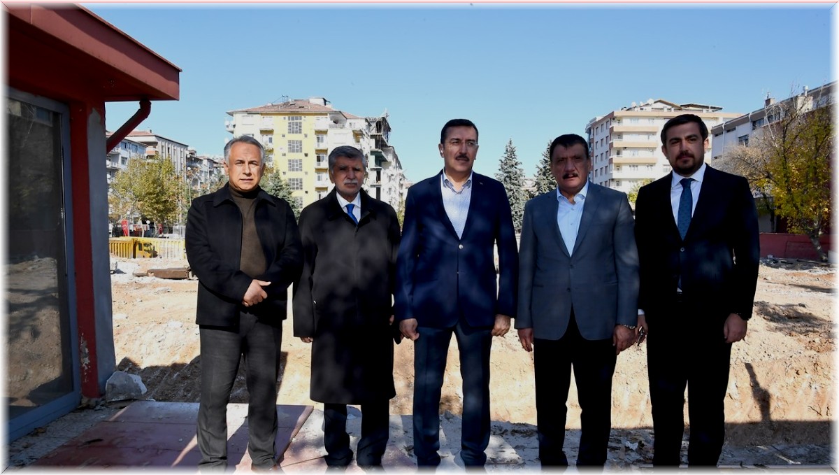 Cumhuriyet meydanında çalışmalar devam ediyor