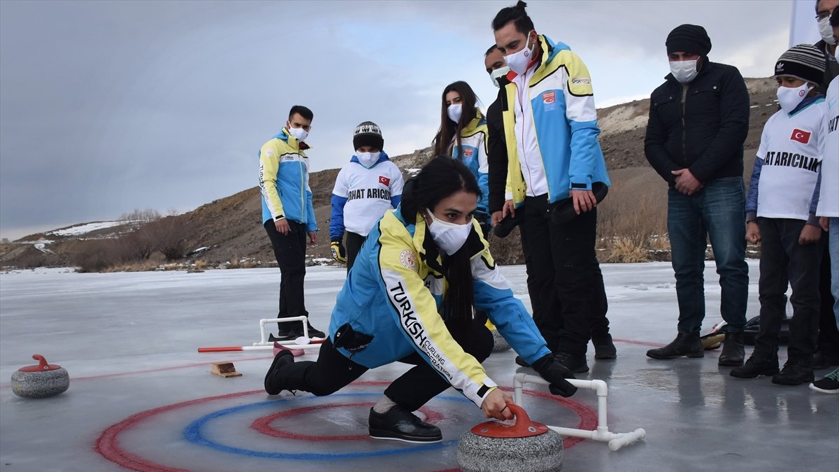 Curling Milli Takımı bu kez donan çay üzerinde curling heyecanı yaşadı