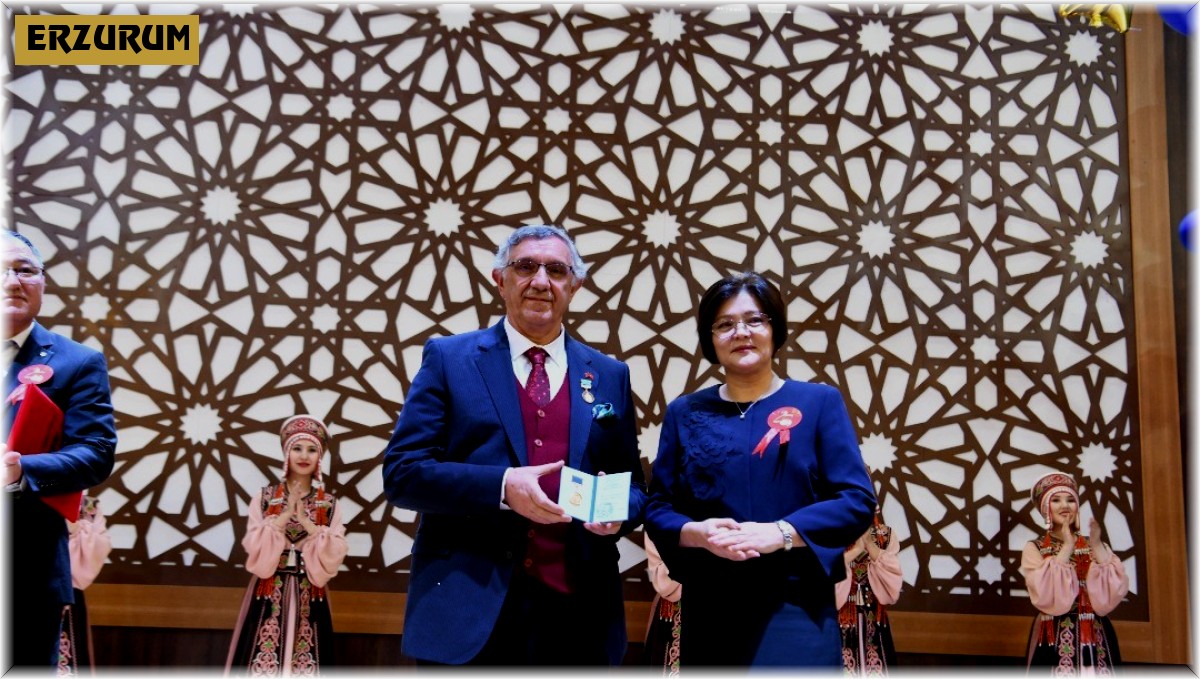 Dadaş Rektöre Kazakistan'dan madalya