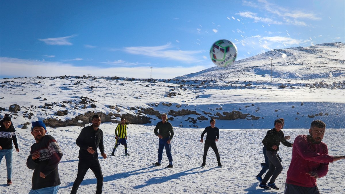 Dağ köylerindeki gençlerin futbol aşkına kar engel olmuyor