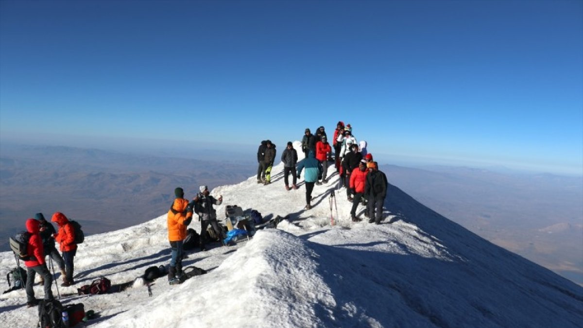 Dağcı kafileleri, mevsim geçişlerinin yaşandığı Ağrı Dağı'nda 3 günlük zorlu tırmanış yapıyor
