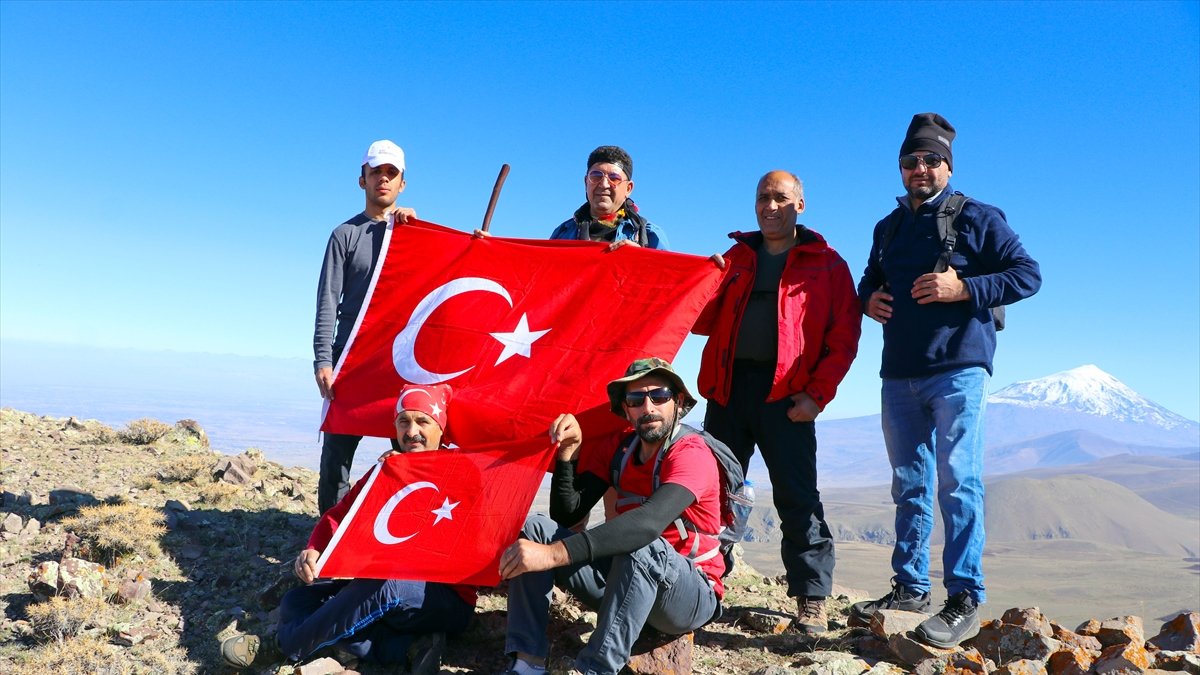 Dağcılar 29 Ekim Cumhuriyet Bayramı'nı Iğdır'daki Mezra Dağı zirvesinde kutladı