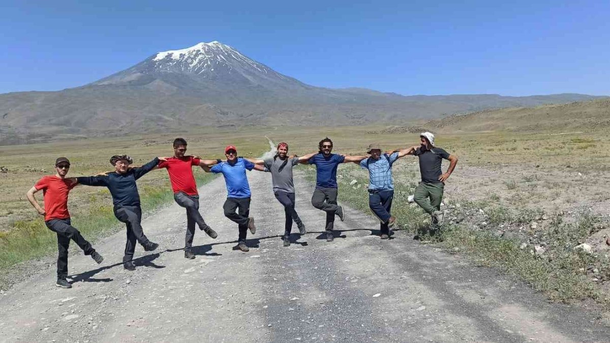 Dağcılar Ağrı Dağı'na çıkmanın mutluluğunu halay çekerek kutladı