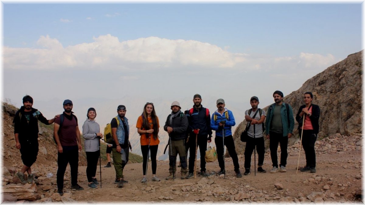 Dağcılar buzul göllerinde doyasıya yüzdü