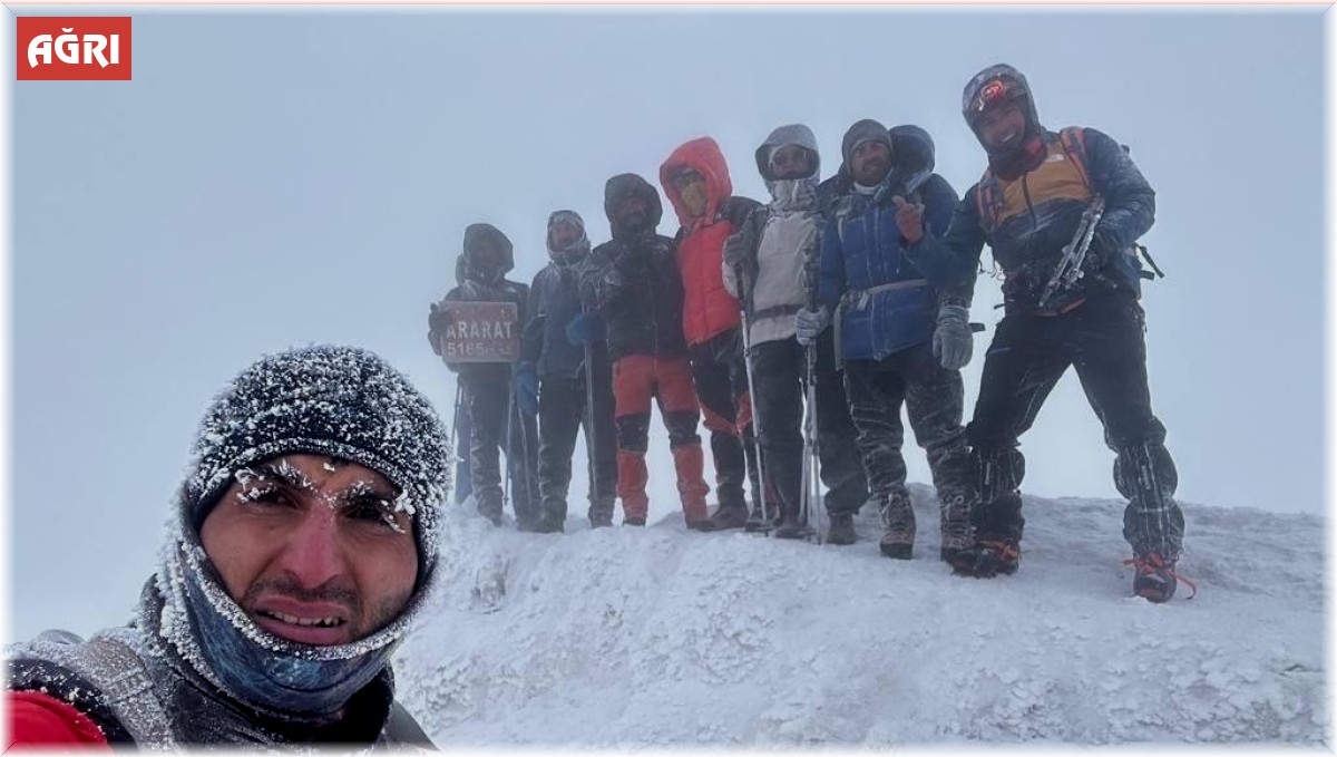 Dağcılar dondurucu soğukta Ağrı Dağı'na tırmandı