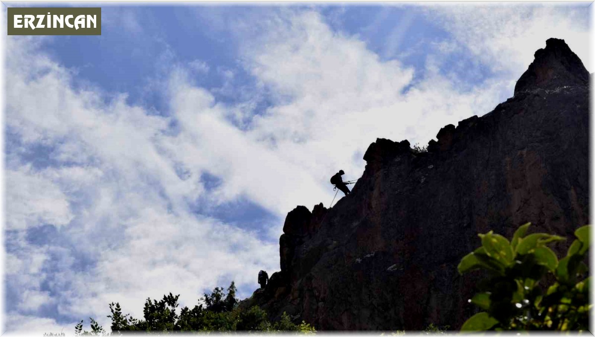 Dağcılar Kemaliye'de kaya tırmanışı gerçekleştirdi