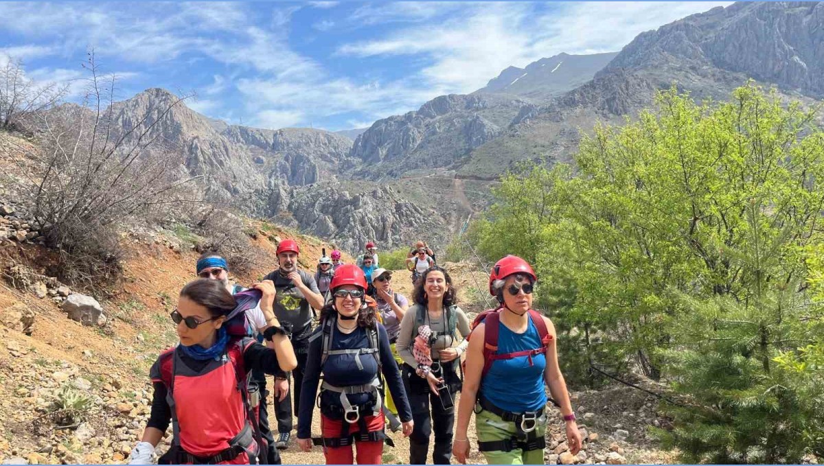 Dağcılar Kemaliye'de via ferrata parkuruna tırmandı
