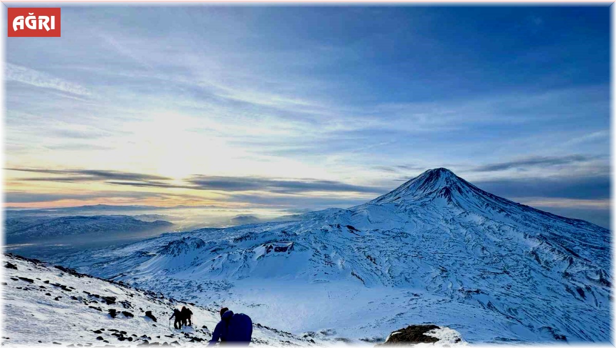 Dağcılar Küçük Ağrı Dağı'nın zirvesine ulaştı