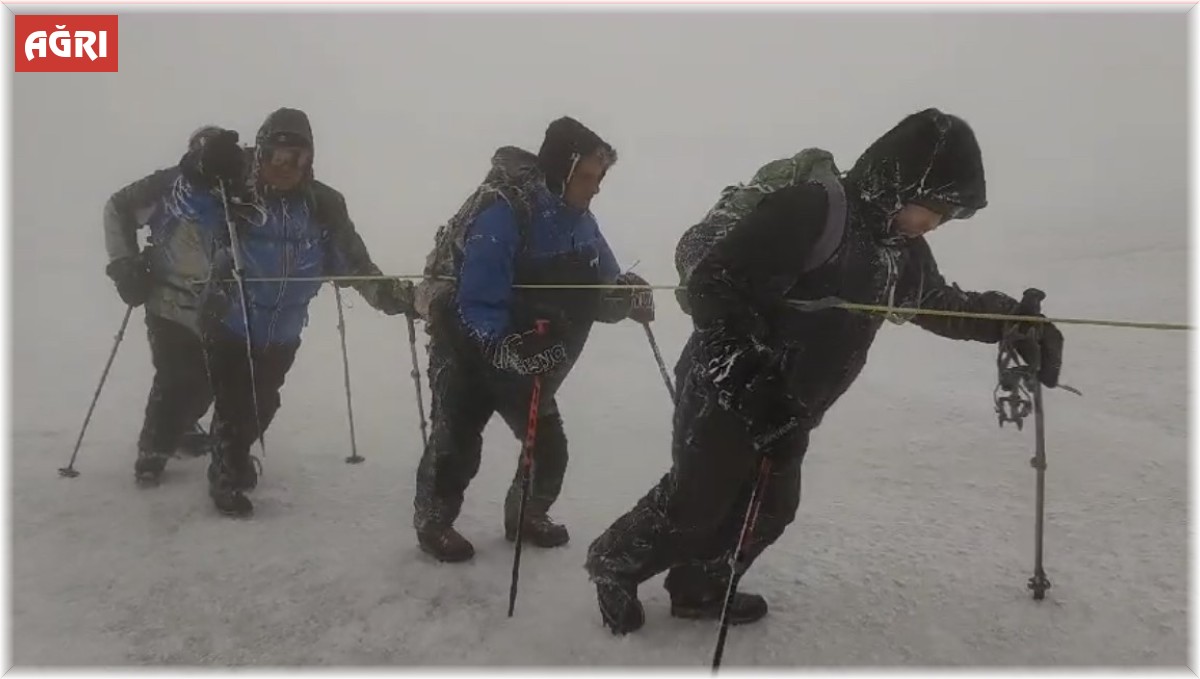 Dağcılar sis ve fırtınada Ağrı Dağı'na tırmandı
