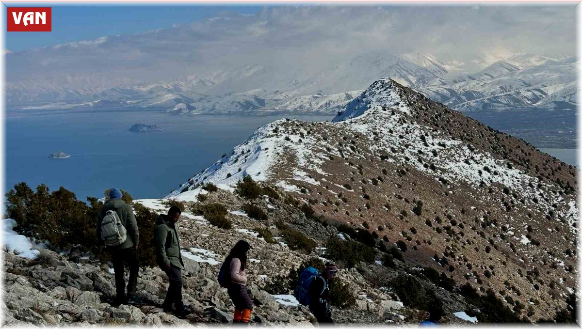 Dağcılar, Van Gölü'nün eşsiz koylarını gezdi