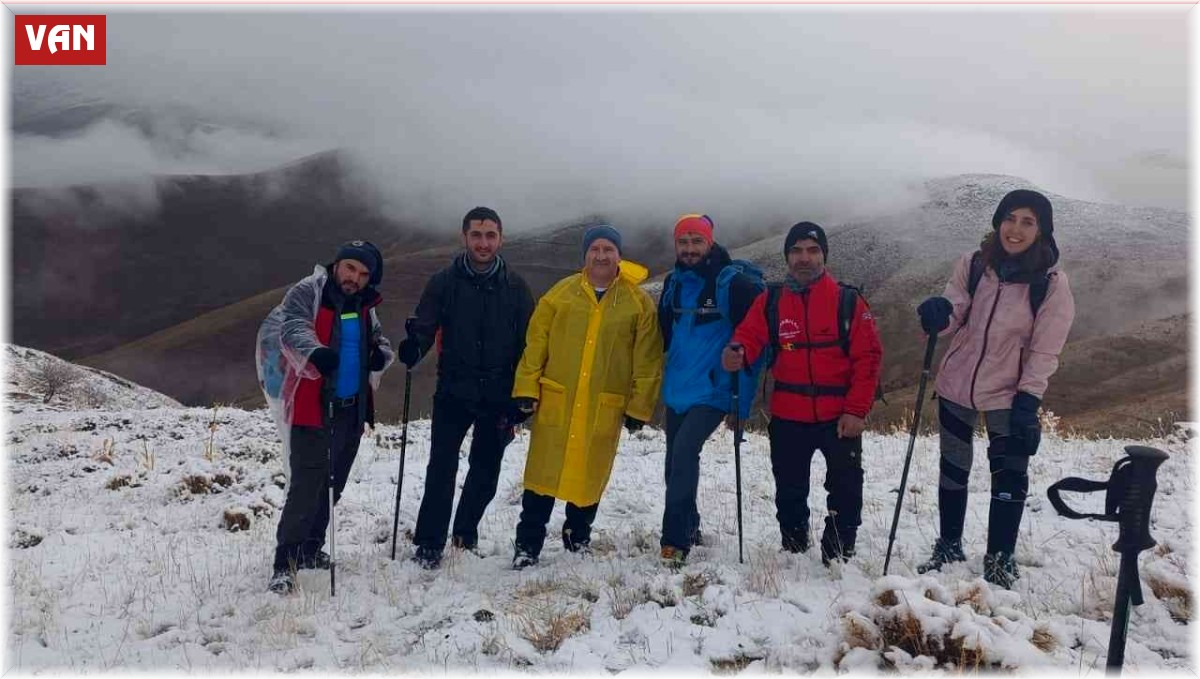 Dağcılar Van Gölü'nün güneyindeki Beleko Dağı'na tırmandı