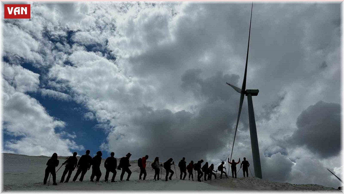 Dağcılar yenilenebilir enerjiye dikkat çekmek için tırmandı
