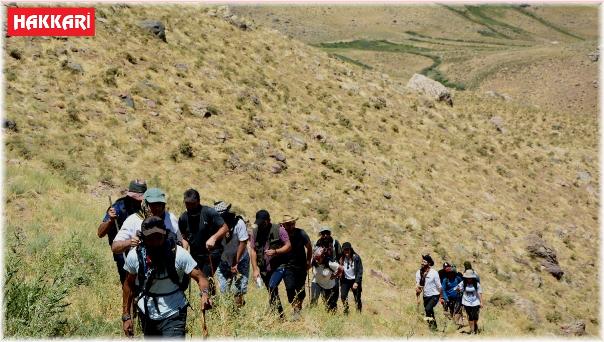 Dağcılardan doğa yürüyüşü ve yüzme etkinliği