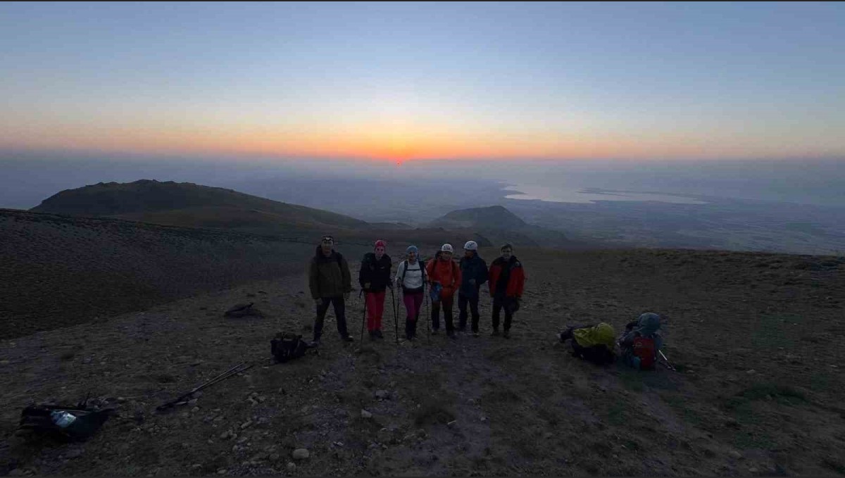 Dağcılardan Süphan Dağı'na yoğun ilgi
