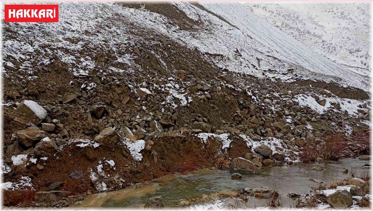 Dağdan kopan kaya parçaları köy halkını korkuttu