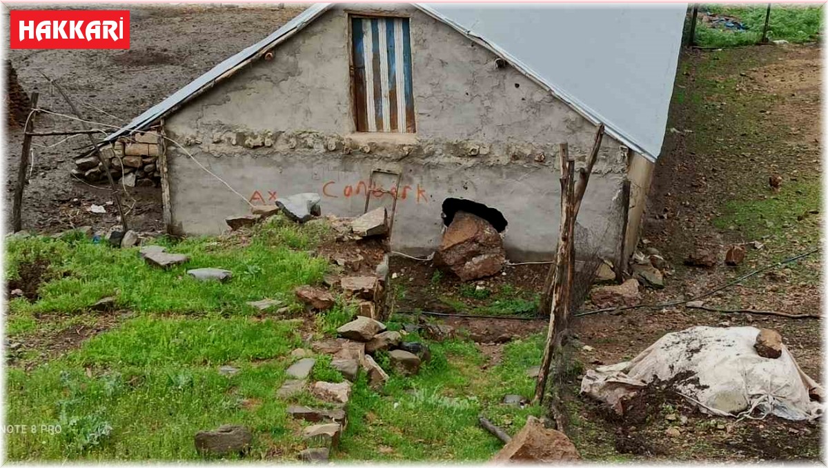 Dağdan kopan kaya parçası ahırın duvarını deldi