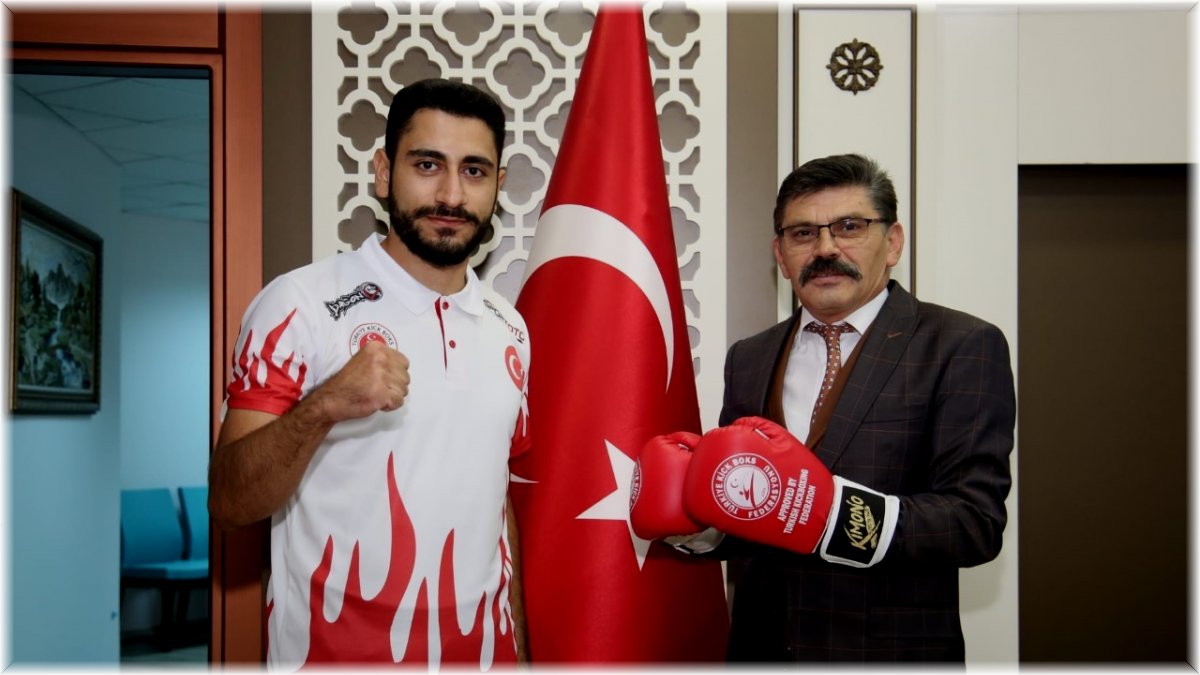 Dağdeviren'e şampiyon eldivenler hediye