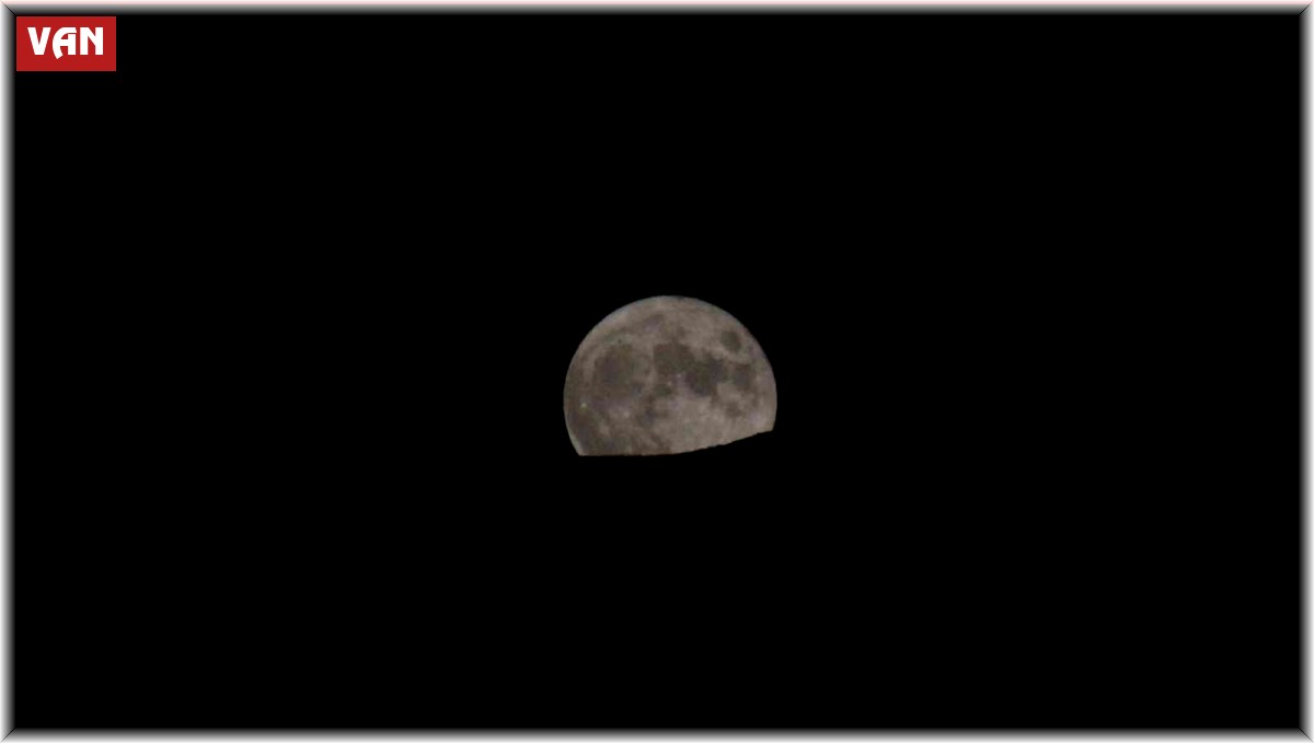 Dağların arkasından yükselen dolunay kartpostallık görüntü oluşturdu