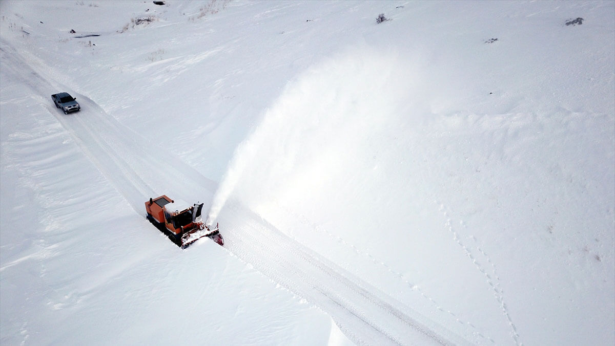 Dağların karını aça aça köylere ulaşıyor