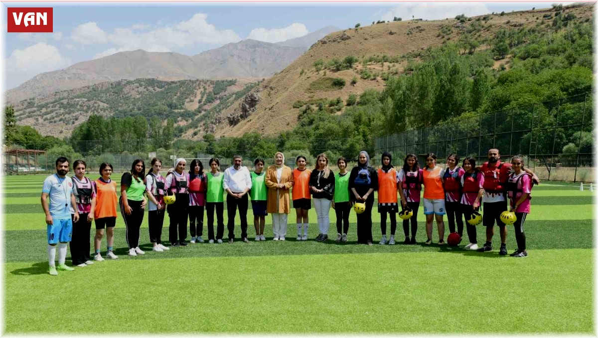 Daire Başkanı Biçek, kadın sporcularla bir araya geldi