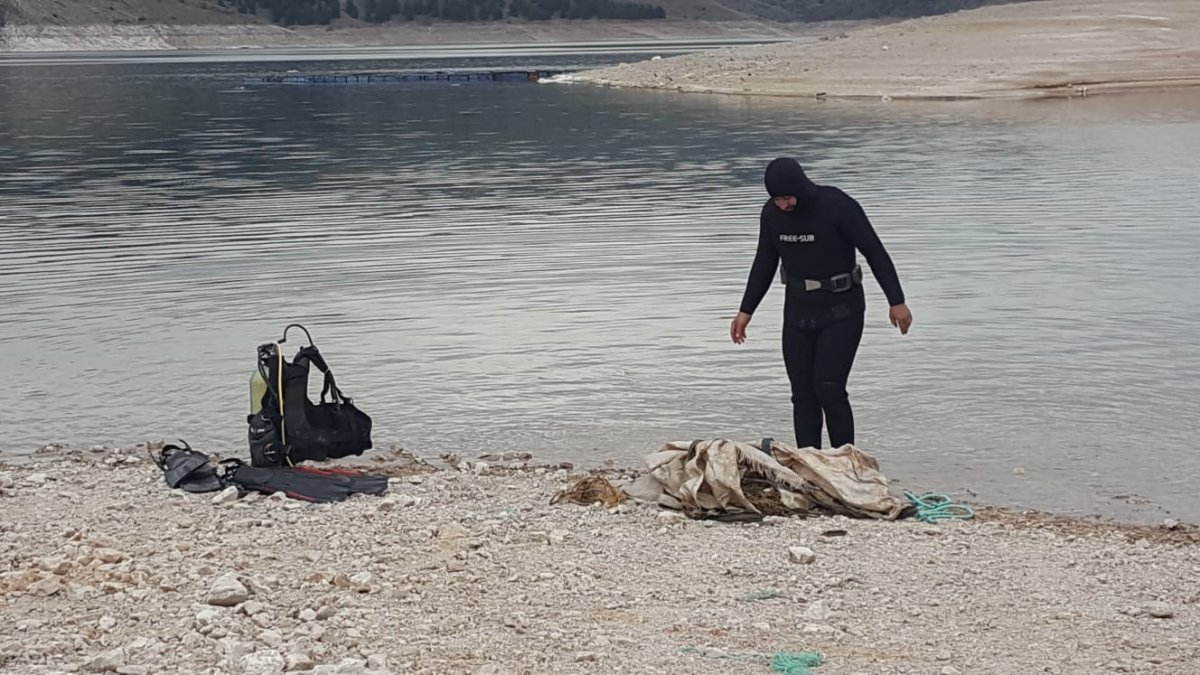 Dalgıçlar baraj gölüne daldı, tekerlekten halata kadar birçok atık çıkardı