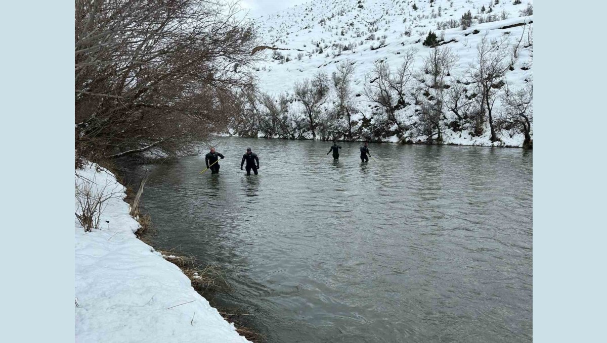 Dalgıçlar buz gibi suda kayıp öğretmeni arıyor
