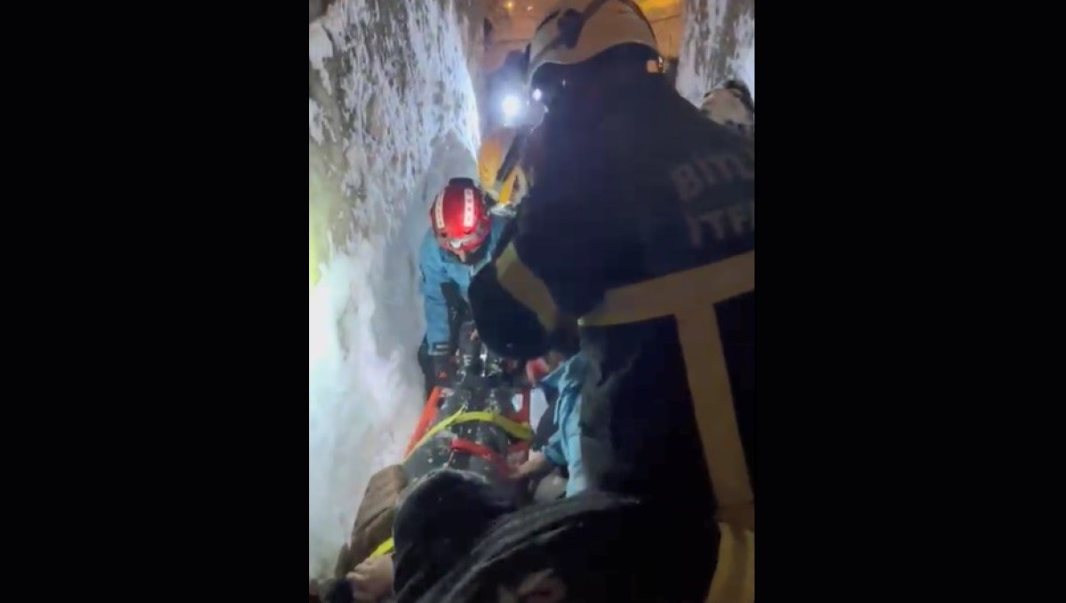 Damda kar temizlerken üzerlerine çığ düştü