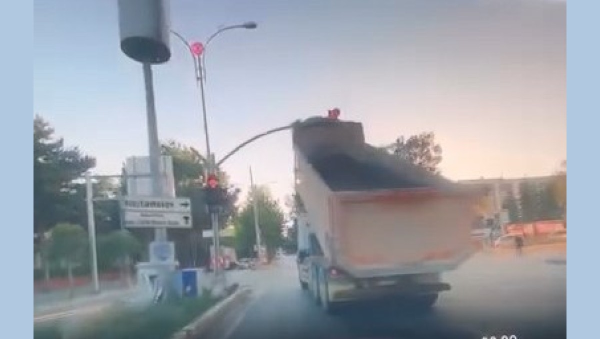 Damperi açık kamyon, trafik ışıklarına çarptı