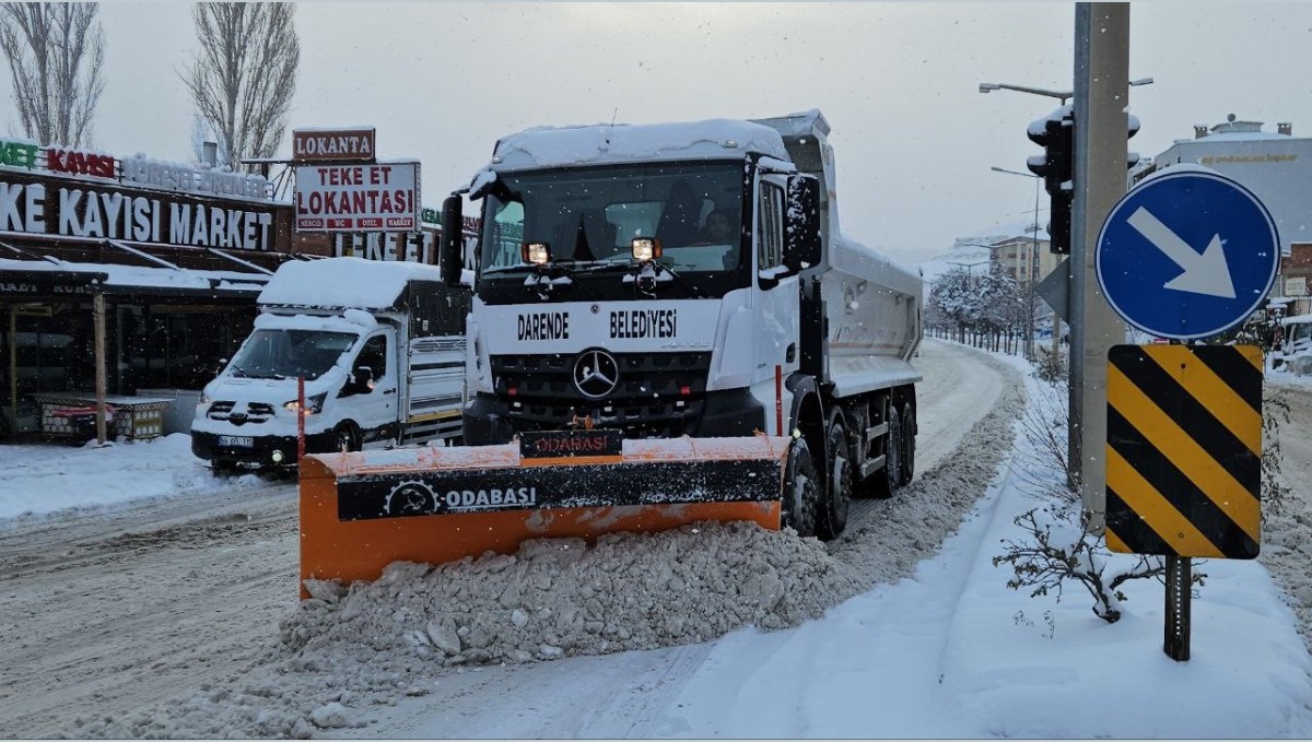 Darende Belediyesi'nin karla mücadele çalışmaları sürüyor