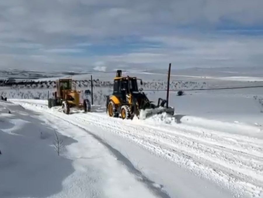 Darende Belediyesi'nin karla mücadele çalışmalarını aralıksız sürdürüyor