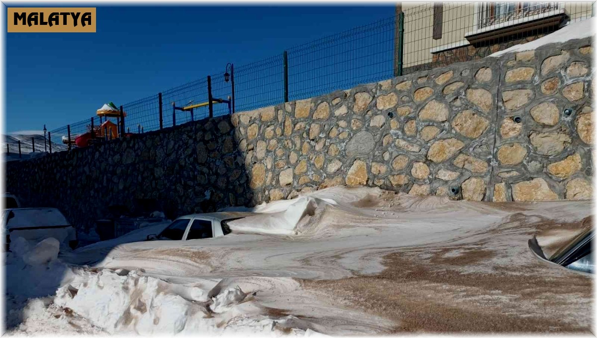 Darende'de araçlar karda kayboldu