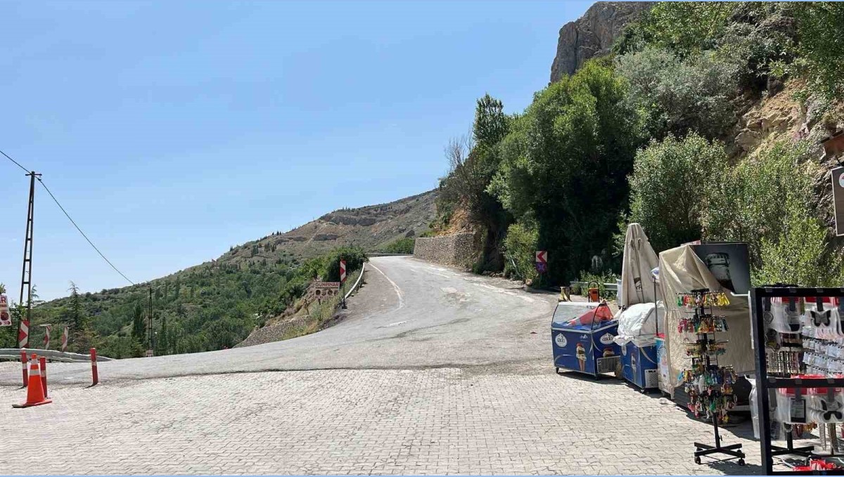 Darende'de heyelan nedeniyle kapatılan yol yeniden trafiğe açıldı