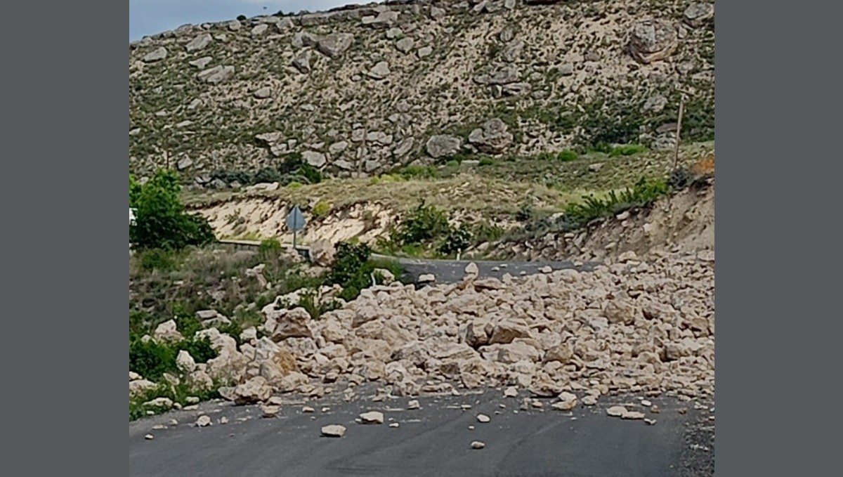 Darende'de heyelan riski nedeniyle yol ulaşıma kapatıldı